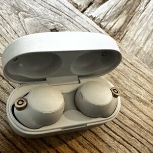 Sony Wireless  Earbuds with Charging Case. Sony WF-1000XM4